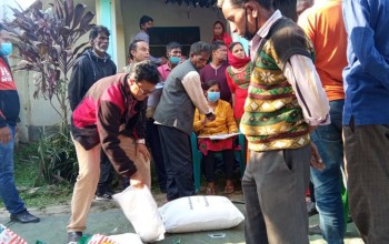 बर्दियामा कोभिड पीडितलाई राहत वितरण, मास्क लगाएर सावधानी अपनाउन महासंघ अध्यक्ष आचार्यको आग्रह